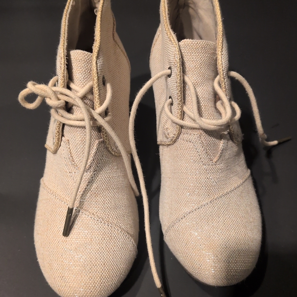 Toms‎ Lace-Up Boots in Light Beige